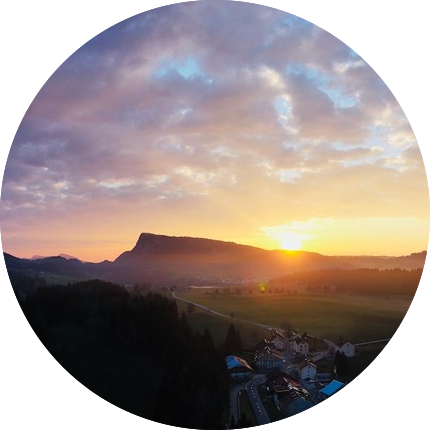 Choisir le Monde à l'Endroit. ÂME LIBRE accompagnement. Auto-guérison & Reconnexion à Ton Essence divine. Éveil de Conscience Ce voyage intérieur en groupe sert à vivre des auto-guérisons physiques, mentales, émotionnelles et spirituelles, pour une reconnexion à la Conscience de ton Âme.