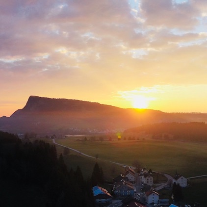 Choisir le Monde à l'Endroit. ÂME LIBRE accompagnement. Auto-guérison et Reconnexion à Ton Essence divine. Éveil de Conscience Ce voyage intérieur en groupe sert à vivre des auto-guérisons physiques, mentales, émotionnelles et spirituelles, pour une reconnexion à la Conscience de ton Âme.